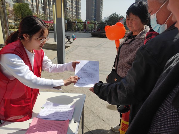 2022年3月11日，文昌花园社区开展&ldquo; 遵守养犬规定 共创美好家园&rdquo;志愿服务活动。（拍摄单位：文昌花园社区 拍摄人：周婷婷）(3).jpg