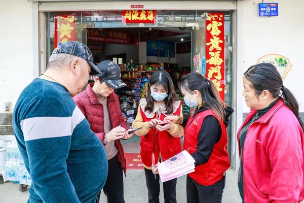 2022年3月13日腰铺社区宣传防疫知识，教居民使用滁州核酸检测小程序登记信息 (3).jpg