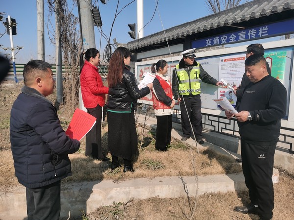 2.25宣传骑行安全从“头”开始 骑行佩戴安全头盔.jpg