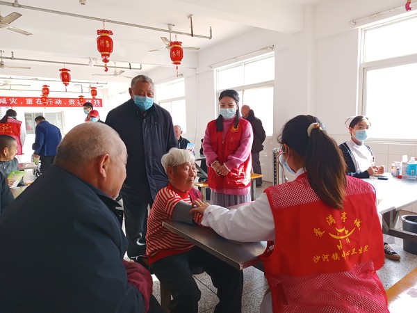 2022年3月9日 沙河镇组织志愿者去敬老院为老人量血压、测血糖（拍摄者：姜玥 拍摄单位：沙河镇政府）  (1).jpg