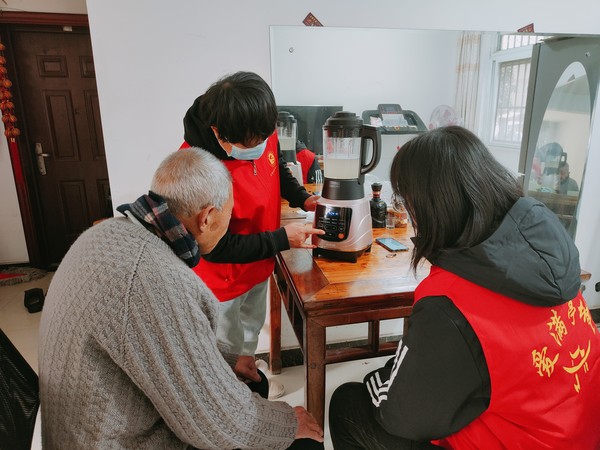 2022年1月18日滁州市市委网信办联合龙蟠南苑社区组织志愿者在龙蟠南苑小区教谢泽民老人电动料理机。（拍摄人：郑丹丹  拍摄单位：龙蟠南苑社区）.jpg