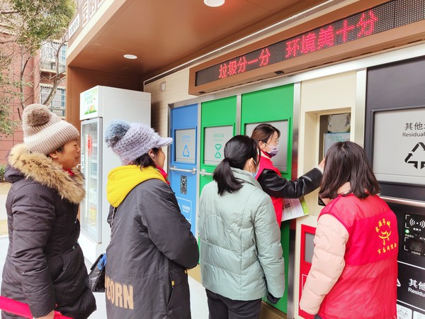 2022年2月15日，龙蟠南苑社区开展&ldquo;垃圾分类一小步 健康文明一大步&rdquo;宣传活动（拍摄人：郑丹丹 拍摄单位：龙蟠南苑社区）1.jpg