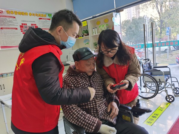 2021年12月6日，滁州市委网信办联合龙蟠南苑社区开展智慧助老帮助行动不便老人便用收音机志愿服务活动（拍摄人：郑丹丹 拍摄单位：龙蟠南苑社区）1.jpg