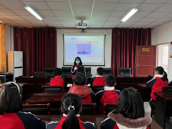 节能环保教育：2022年3月22日，沙河镇中心小学在三楼会议室开展“世界水日”教育活动.jpg