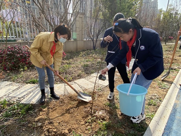 2022年3月10日发能国际城社区开展“做环保卫士 播种绿色希望”主题未成年人植树活动 (2).jpg