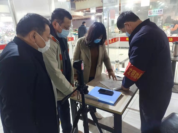 检查商场防疫落实情况.jpg