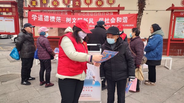 2022年3月1日 银东社区新时代文明实践站组织志愿者开展“学道德模范,树文明新风,促社会和谐”志愿服务宣传活动 拍摄者:王阳 工作单位:银东社区 (1).jpg