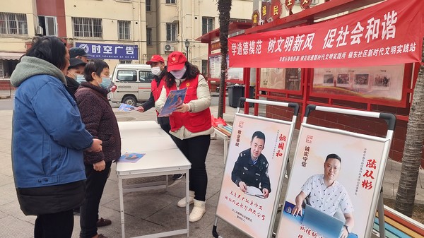 2022年3月1日 银东社区新时代文明实践站组织志愿者开展“学道德模范,树文明新风,促社会和谐”志愿服务宣传活动 拍摄者:王阳 工作单位:银东社区 (2).jpg