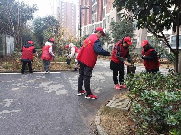 清理小区垃圾.jpg