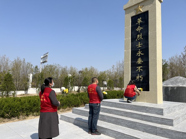 2022年4月2日大柳镇在无名烈士纪念碑前敬献鲜花，深切缅怀抗战革命先烈（拍摄者：周慧萍；拍摄单位：大柳镇）（1）.jpg