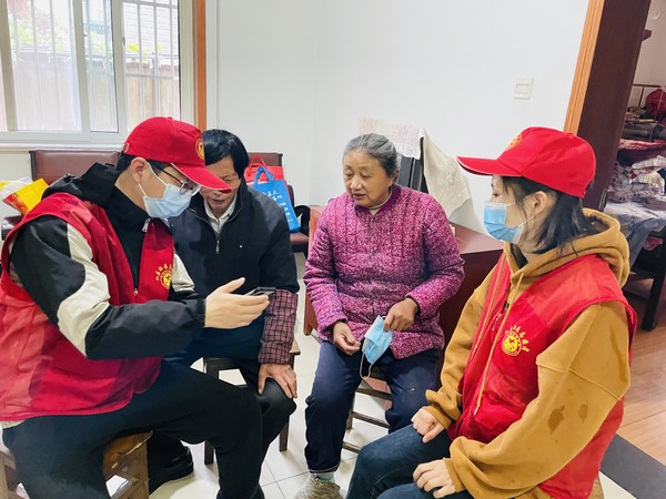 2022年4月13日，滁州市救助管理站联合红庙社区新时代文明实践站开展&ldquo;智慧助老&rdquo;助老人跨越&ldquo;数字鸿沟&rdquo;主题志愿服务活动，帮助老年人登记核酸检测信息，打印核算检测二维码。（拍摄作者：红庙社区高超） (1).JPG