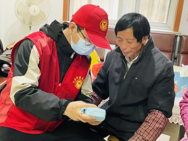 2022年4月13日，滁州市救助管理站联合红庙社区新时代文明实践站开展&ldquo;智慧助老&rdquo;助老人跨越&ldquo;数字鸿沟&rdquo;主题志愿服务活动，帮助老年人登记核酸检测信息，打印核算检测二维码。（拍摄作者：红庙社区高超） (2).JPG