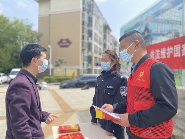 陡岗社区联合龙蟠司法所、派出所开展“依法维护国家安全，构筑反奸防谍钢铁长城”志愿宣传活动（拍摄单位：陡岗社区，拍摄人：高茜子） (4).JPG