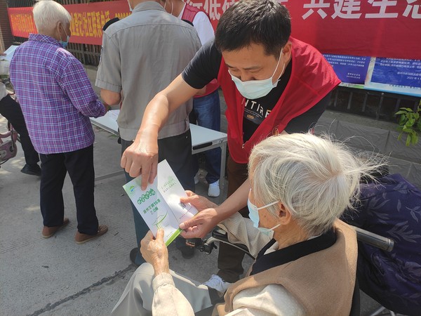 2022年4月11日，文昌花园社区开展“人人践行低碳生活 共建生态文明城市”志愿服务活动。（拍摄单位：文昌花园社区 拍摄人：周婷婷） (4).jpg