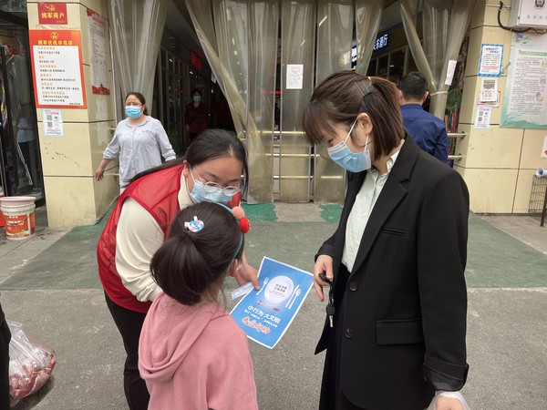 2022年4月10日，文昌花园社区新时代文明实践站开展“厉行勤俭节约 倡导文明风尚”志愿服务活动。（拍摄单位：文昌花园社区 拍摄人：雷群）  (4).jpg