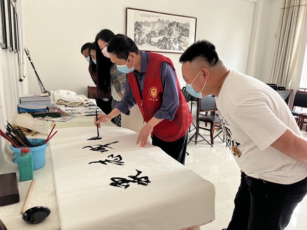 2022年4月12日，锦绣湖社区组织辖区志愿者居民开展书法交流活动  拍摄者：申思  拍摄者单位：锦绣湖社区.JPG