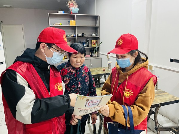 2022年4月13日，红庙社区新时代文明实践站组织志愿者开展文明餐桌宣传活动（拍摄作者：红庙社区高超） (2).JPG