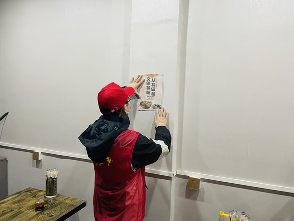 2022年4月13日，红庙社区新时代文明实践站组织志愿者开展文明餐桌宣传活动（拍摄作者：红庙社区高超） (3).JPG