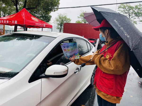 2022年4月13日，红庙社区新时代文明实践站组织志愿者开展文明交通宣传活动（拍摄作者：红庙社区高超） (2).JPG