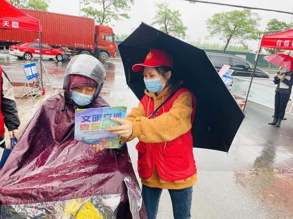 2022年4月13日，红庙社区新时代文明实践站组织志愿者开展文明交通宣传活动（拍摄作者：红庙社区高超） (1).JPG