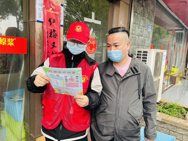 2022年4月13日，红庙社区新时代文明实践站组织志愿者开展控烟知识宣传活动（拍摄作者：红庙社区高超） (1).JPG