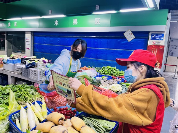 2022年4月13日，红庙社区新时代文明实践站组织志愿者开展诚信经营宣传活动（拍摄作者：红庙社区高超） (1).JPG