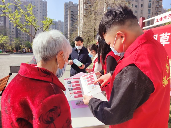 2022年4月9日,龙蟠南苑社区开展“拒绝烟草 珍爱生命”志愿宣传活动(拍摄人:郑丹丹 拍摄单位:龙蟠南苑社区)1.jpg