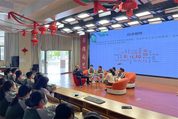 校长读书3.JPG