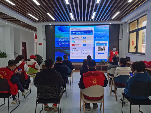 2022年3月23日，紫南社区新时代文明实践站组织人员学习“滁州核酸检验”小程序使用。拍摄者：齐志明，拍摄单位：紫南社区 (1).JPG