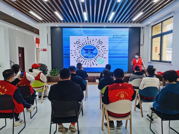 2022年3月23日，紫南社区新时代文明实践站组织人员学习“滁州核酸检验”小程序使用。拍摄者：齐志明，拍摄单位：紫南社区.JPG