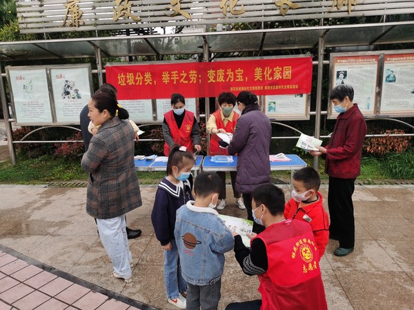 2022年4月13日,紫南社区新时代文明实践站开展垃圾分类主题宣传活动。拍摄者:齐志明,拍摄单位:紫南社区 (1).JPG