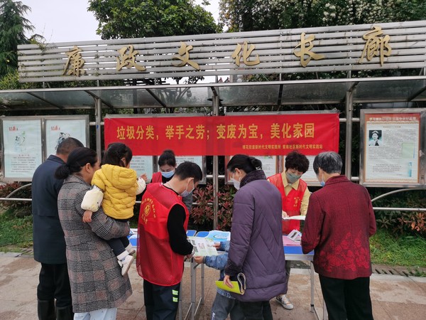 2022年4月13日,紫南社区新时代文明实践站开展垃圾分类主题宣传活动。拍摄者:齐志明,拍摄单位:紫南社区 (2).JPG