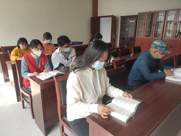 2022年4月18日，文昌花园社区新时代文明实践站开展“读经典 学新知”世界读书日活动。（拍摄单位：文昌花园社区 拍摄人：周婷婷） (2).jpg