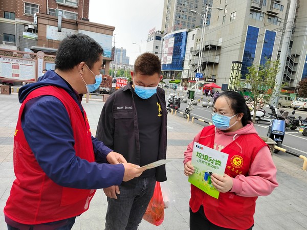 2022年4月13日，文昌花园社区开展”人人参与垃圾分类 共建美丽和谐家园“志愿服务活动。（拍摄单位：文昌花园社区 拍摄人：雷群） (4).jpg