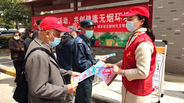 2022年4月13日,银东社区新时代文明实践站组织志愿者开展“人人参与控烟活动,共创健康无烟环境”志愿服务宣传活动 拍摄者:王阳 工作单位:银东社区 (2).jpg
