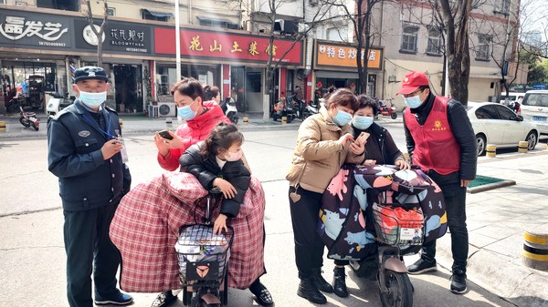 2022年3月24日，银东社区组织志愿者开展疫情防控工作    拍摄者：王阳    工作单位：银东社区.jpg