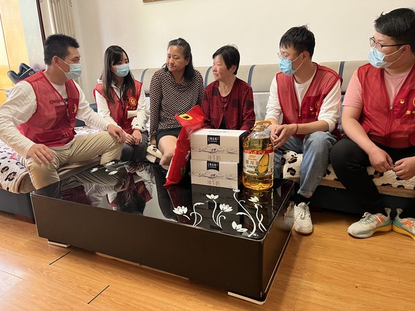 2022年4月22日 银东社区联合滁州市人社局开展“助残有我，与爱同行”党员志愿服务活动      拍摄者：王阳   工作单位：银东社区 (1).jpg