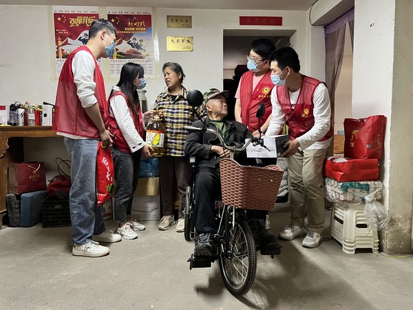 2022年4月22日 银东社区联合滁州市人社局开展“助残有我，与爱同行”党员志愿服务活动      拍摄者：王阳   工作单位：银东社区 (2).jpg