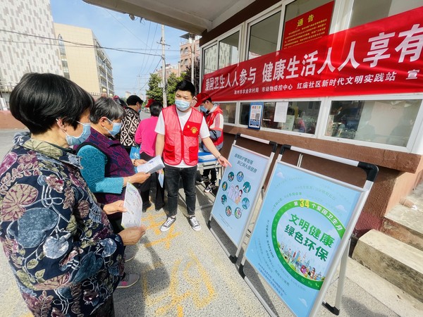 2022年4月22日，红庙社区新时代文明实践站联合滁州市农业农村局开展爱卫宣传活动（拍摄作者：红庙社区高超） (4)(1).JPG