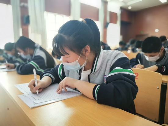 校园文化：2022年4月22日，滁州市第六中学在多功能报告厅开展“阅读经典 擦亮理想”作文大赛 (3).jpg