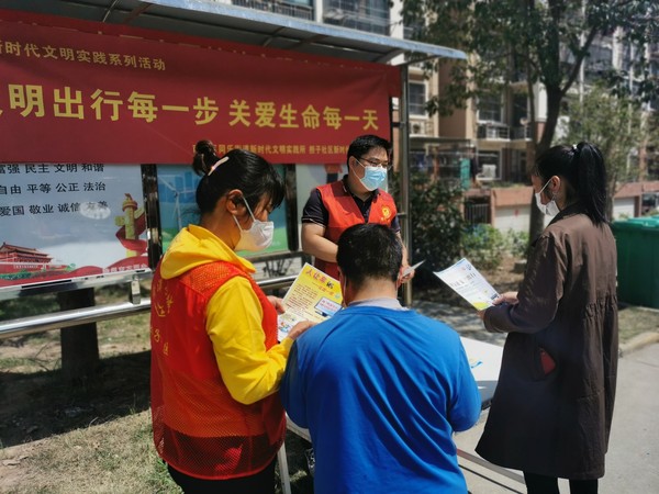 2022年4月12日,担子社区组织志愿者在南国家园开展“文明出行每一步 关爱出行每一天”宣传教育活动。拍摄者：朱伶丽，拍摄单位：同乐街道担子社区1.jpg