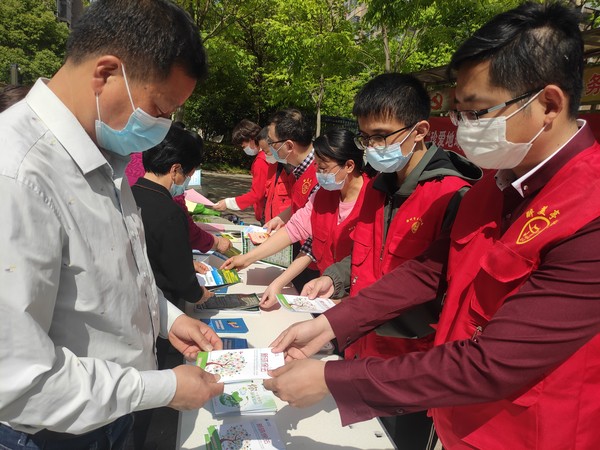 2022年4月22日，文昌花园社区开展“珍爱地球 人与自然和谐共生”世界地球日主题宣传活动。（拍摄单位：文昌花园社区 拍摄人：周婷婷） (2).jpg