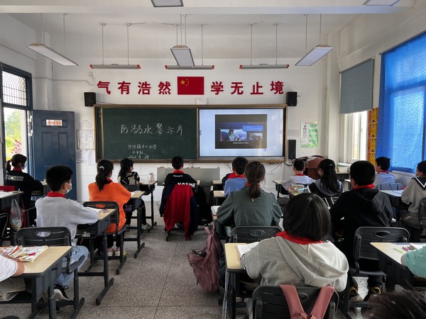 观看防溺水宣传片.jpg