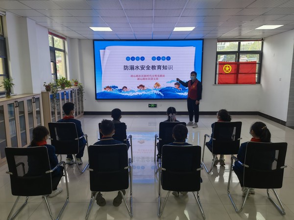湖心路社区联合社区团支部开展防溺水安全教育知识讲座.jpg