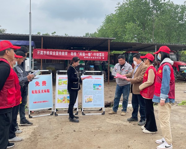 2022年4月29日，区农机管理中心在乌衣镇开展农机安全宣传教育，进行五一期间安全生产大检查.jpg