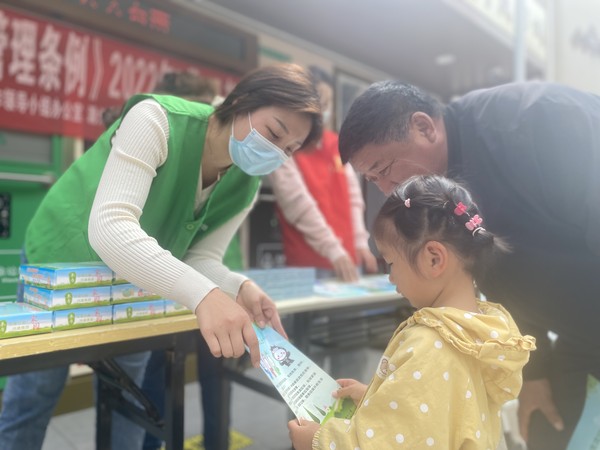 2022年4月28日,陡岗社区开展“《安徽省生活垃圾分类管理条例》”志愿宣传活动(拍摄单位:陡岗社区,拍摄人:高茜子) (3).JPG