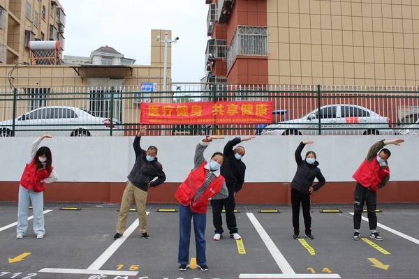 2022年4月29日， 南谯区新时代文明实践志愿服务总队、银花街道新时代文明实践所、徐岗社区新时代文明实践站组织居民开展《医疗健身  共享健康》主题活动。（拍摄者：银花街道徐岗社区 黄李义） (5).JPG