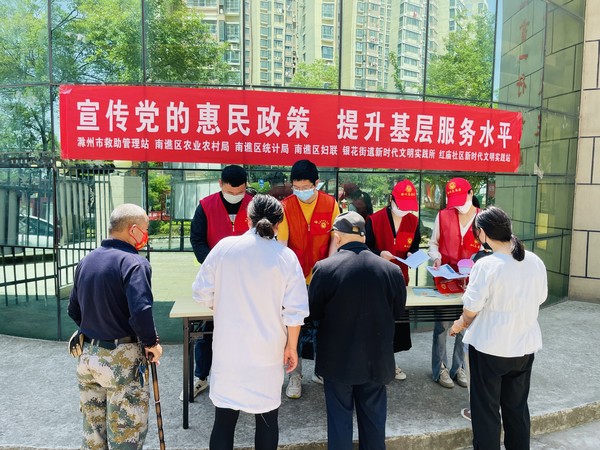 2022年5月6日，红庙社区新时代文明实践站开展&ldquo;宣传党的惠民政策 提升基层服务水平&rdquo;主题宣传活动（拍摄作者：红庙社区高超） (2).jpg