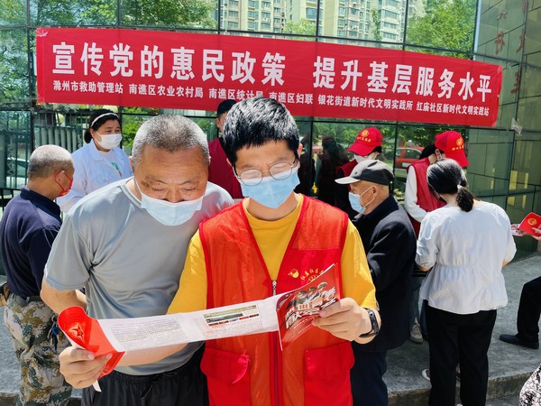 2022年5月6日，红庙社区新时代文明实践站开展&ldquo;宣传党的惠民政策 提升基层服务水平&rdquo;主题宣传活动（拍摄作者：红庙社区高超） (1).jpg