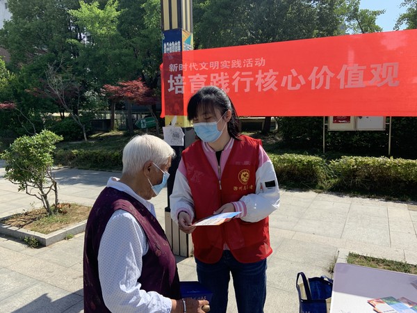 2022年5月6日，文昌花园社区开展&ldquo;培育践行核心价值观 弘扬传播社会正能量&rdquo;宣传活动。（拍摄单位：文昌花园社区 拍摄人：杨玉洁） (3).jpg